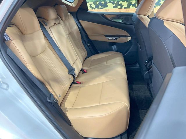 後部座席も気になるようなキズ・汚れやへたり等、大きなダメージはなく、良好な状態です。