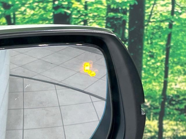 【ブラインドスポットインフォメーション】走行中、ドアミラーの死角になりやすい箇所に後続車が接近するとサイドミラー付近に警告を表示、ドライバーに注意喚起をしてくれます。