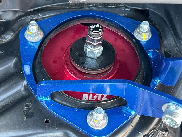 �yBLITZ�ԍ����z�ԍ����Ⴍ�Ȃ�A�X�^�C���b�V���Ȍ����ڂƂȂ��Ă���܂��B�ԗ��̏d�S�������鎖�ŁA���s���̈��萫�����サ�܂���