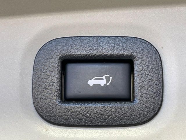 【パワーバックドア】スマートキーや運転席のボタンを押すだけでリアゲートが自動で開閉します!荷物を持っている時や、高い位置にあるバックドアを閉める際に便利な機能です♪