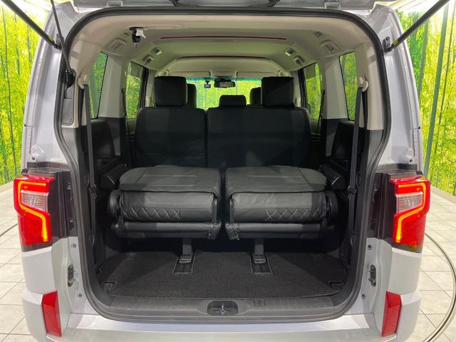 ���i�̂���������ʋ΁A���}���ɏ\���ȉ׎��X�y�[�X���m�ۂ��Ă���܂��B�Z�J���h�V�[�g��|���ƁA�傫�ȉו��̐ύڂ��\�ł���