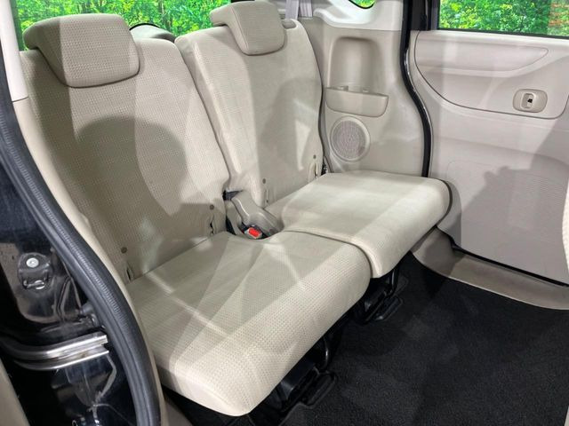 後部座席も気になるようなキズ・汚れやへたり等、大きなダメージはなく、良好な状態です。