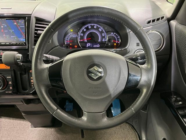 �C���e���A�ɍ��킹���f�U�C���̃X�e�A�����O�́A�^�]�������̂��Ƃ��l���A�^�]���₷���`��A�傫���ł��B�����x�A���ۂɐG���Ă��m���߂��������B