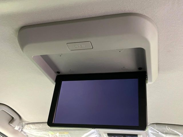【フリップダウンモニター】大画面モニターで後席でもエンタメをお楽しみいただけます。小さなお子様にも大人気の装備です♪