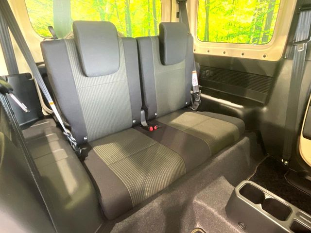 後部座席も気になるようなキズ・汚れやへたり等、大きなダメージはなく、良好な状態です。