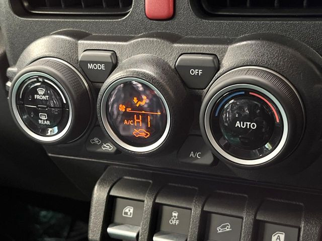 【オートエアコン】一度お好みの温度に設定すれば、車内の温度を検知し風量や温度を自動で調整。暑い&hellip;寒い&hellip;と何度もスイッチ操作をする必要はありません。快適な車内空間には必須の機能ですね♪