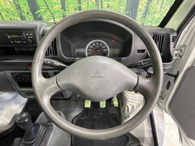 �C���e���A�ɍ��킹���f�U�C���̃X�e�A�����O�́A�^�]�������̂��Ƃ��l���A�^�]���₷���`��A�傫���ł��B�����x�A���ۂɐG���Ă��m���߂��������B