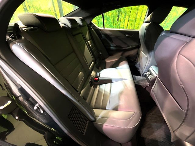 後部座席も気になるようなキズ・汚れやへたり等、大きなダメージはなく、良好な状態です。