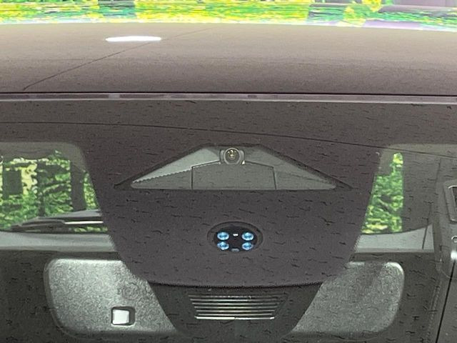 【ホンダセンシング】走行中に前方の車両等を認識し、衝突しそうな時は警報とブレーキで衝突回避と被害軽減をアシスト。より安全にドライブをお楽しみいただけます。