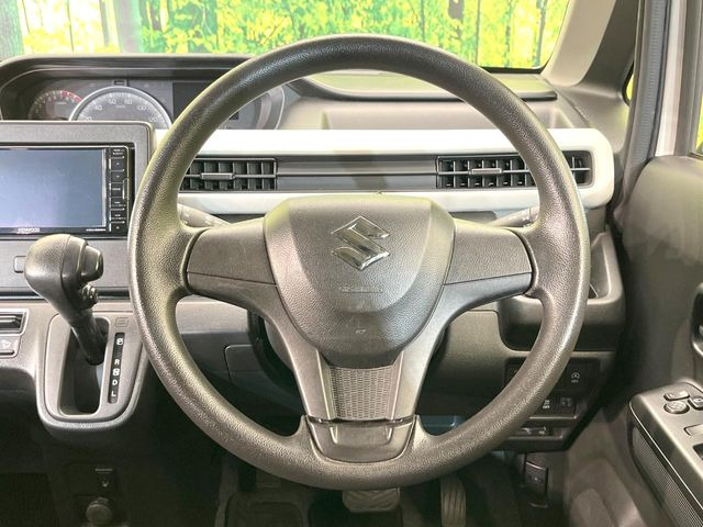 �C���e���A�ɍ��킹���f�U�C���̃X�e�A�����O�́A�^�]�������̂��Ƃ��l���A�^�]���₷���`��A�傫���ł��B�����x�A���ۂɐG���Ă��m���߂��������B