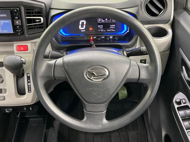 �C���e���A�ɍ��킹���f�U�C���̃X�e�A�����O�́A�^�]�������̂��Ƃ��l���A�^�]���₷���`��A�傫���ł��B�����x�A���ۂɐG���Ă��m���߂��������B