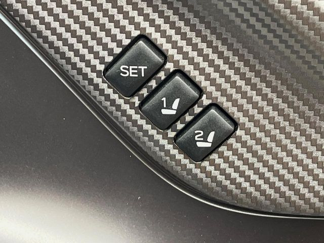 【メモリー機能付きパワーシート】ドライバーごとに設定したシート位置を記憶して、ボタン一つで切り替えできる便利な機能!運転する方が複数名いらっしゃるご家庭におすすめです♪