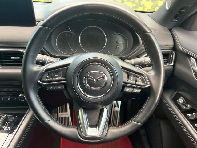 �C���e���A�ɍ��킹���f�U�C���̃X�e�A�����O�́A�^�]�������̂��Ƃ��l���A�^�]���₷���`��A�傫���ł��B�����x�A���ۂɐG���Ă��m���߂��������B