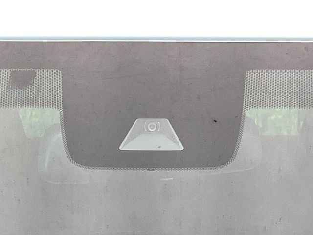 【ホンダセンシング】走行中に前方の車両等を認識し、衝突しそうな時は警報とブレーキで衝突回避と被害軽減をアシスト。より安全にドライブをお楽しみいただけます。