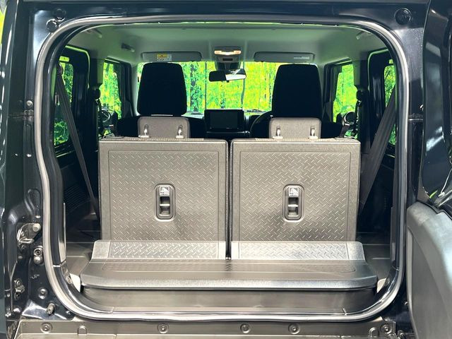 ���i�̂���������ʋ΁A���}���ɏ\���ȉ׎��X�y�[�X���m�ۂ��Ă���܂��B�Z�J���h�V�[�g��|���ƁA�傫�ȉו��̐ύڂ��\�ł���