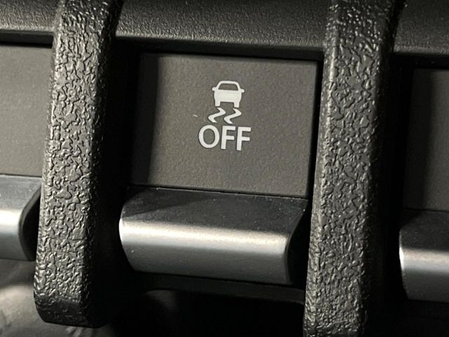 【横滑り防止装置】車両の横滑りを感知すると、自動的に車両の進行方向を保つように車両を制御します。雨の日など滑りやすい路面状況でも安全な運転が可能です。