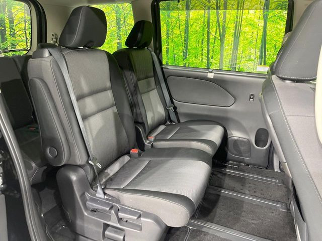 二列目中央はウォークスルーとなっております。二列目と三列目の移動や乗り降りがとっても楽になるので、乗り降りの際もストレスを感じることはありません♪