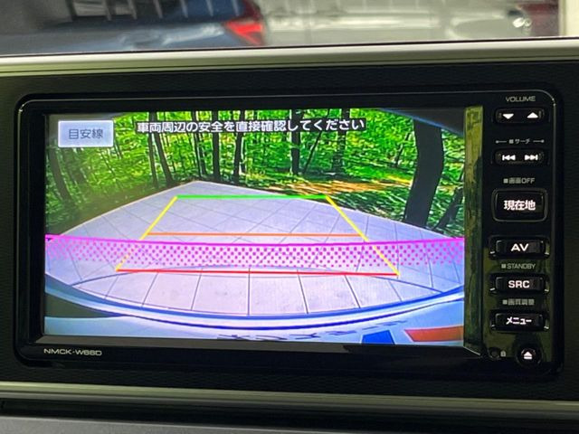 【バックカメラ】駐車時に後方がリアルタイム映像で確認できます。大型商業施設や立体駐車場での駐車時や、夜間のバック時に大活躍!運転スキルに関わらず、今や必須となった装備のひとつです!