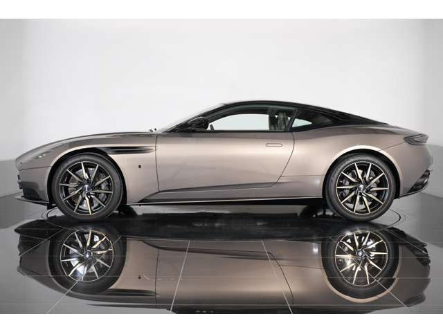 �u�����Y�s���X�g���C�v���e���Ɏ{����A�ו��܂ł�����蔲���ꂽ�f�U�C���������͂ł��B