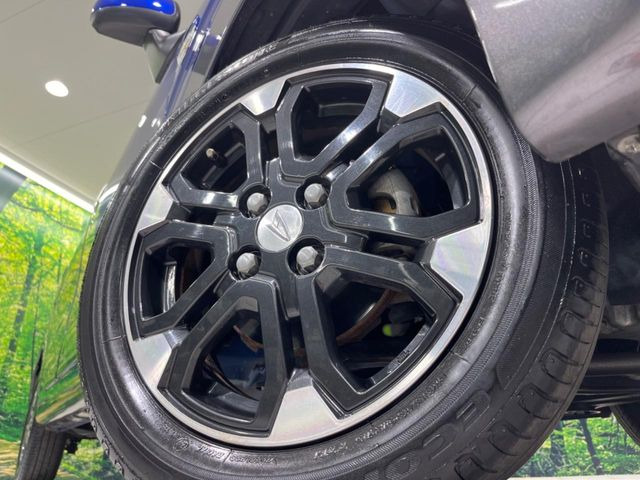 【純正15インチアルミホイール】外観にマッチした純正アルミホイールを装着しております。各種社外アルミホイールや、スタッドレスタイヤも取扱いしております。是非ご相談ください♪