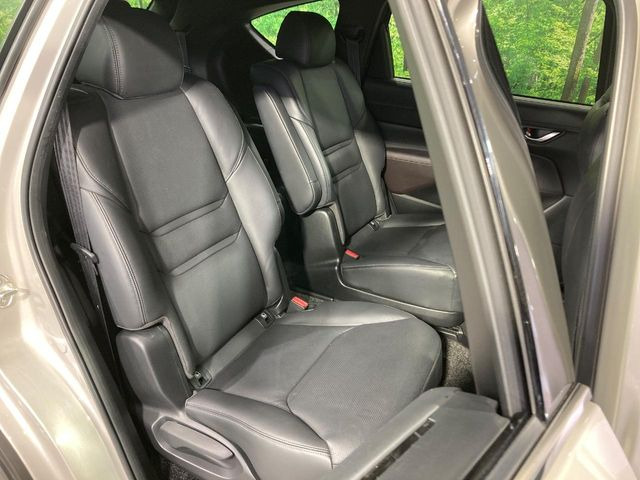 広々とした2列目シートは居住性が高く、居心地も快適!友達や家族とのお出かけにぴったりです。ベビーシートやチャイルドシート使用時も快適にお過ごしいただける十分な空間を確保しています。