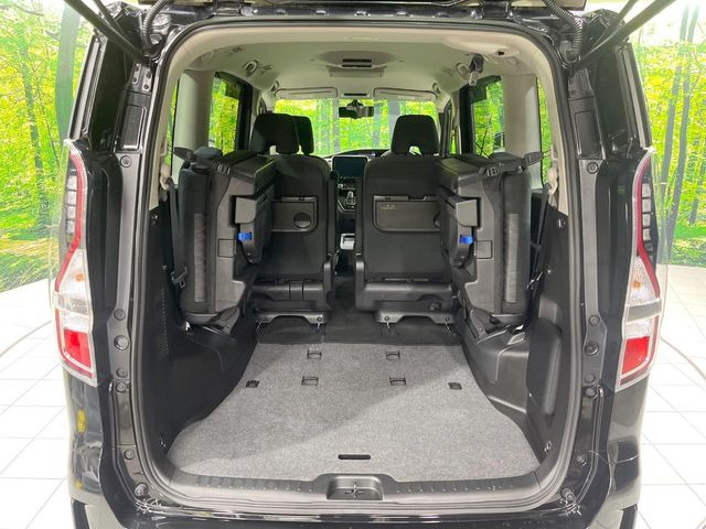 後席を格納すると、これだけの広さが!シーンに合わせたシートアレンジで、大きな荷物も積むことが出来ます♪