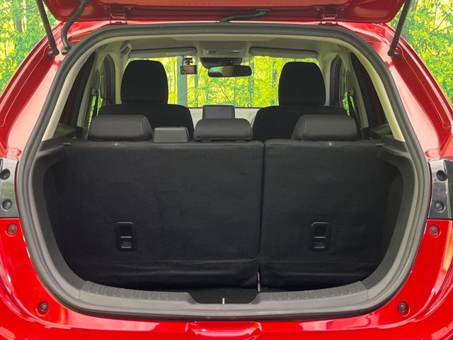 ���i�̂���������ʋ΁A���}���ɏ\���ȉ׎��X�y�[�X���m�ۂ��Ă���܂��B�Z�J���h�V�[�g��|���ƁA�傫�ȉו��̐ύڂ��\�ł���