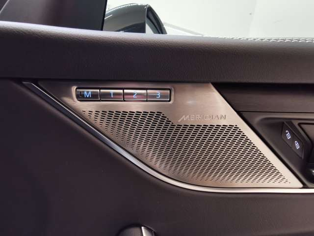 FペイスRダイナミック SE 2.0L P400e  4WD