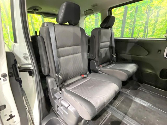 後部座席も気になるようなキズ・汚れやへたり等、大きなダメージはなく、良好な状態です。