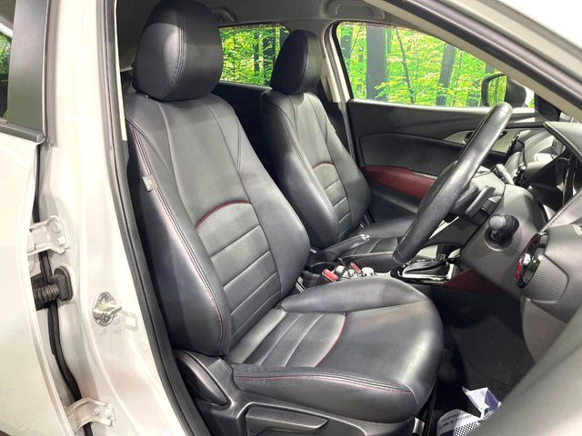 【合皮レザーシート】汚れのふき取りが容易でメンテナンスもが簡単な、機能性に優れる合成皮革を採用した上質なシートです。座り心地もよく、高級感あふれる心地良い車内空間を演出してくれます。