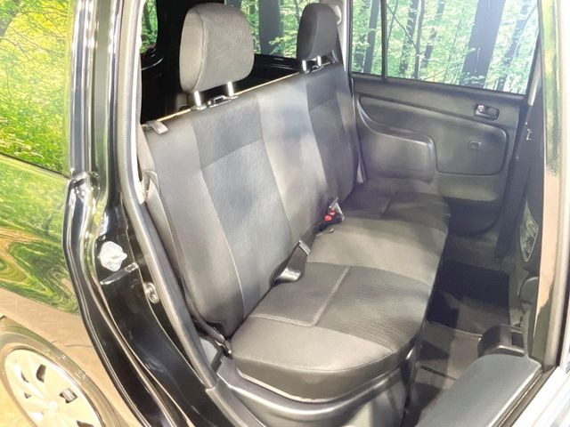 後部座席も気になるようなキズ・汚れやへたり等、大きなダメージはなく、良好な状態です。