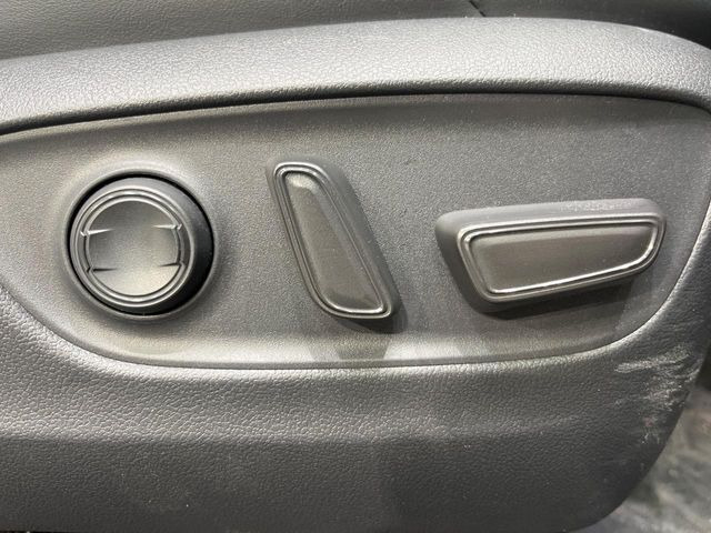 【パワーシート】スイッチ一つで簡単にシートの微調整が可能!電動だから力もいりません!自分に最適なシートポジションにセットして、快適なドライブをお楽しみください。