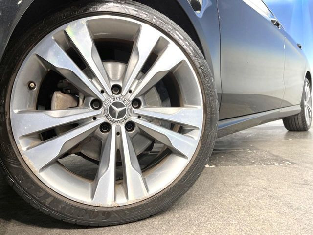 ●純正18インチアルミホイール:輸入車ならではの卓越した走りを支えるホイールと足回りです!日本車の走りに慣れている方にもぜひ体感して頂きたいほど、高いレベルでまとまっています!