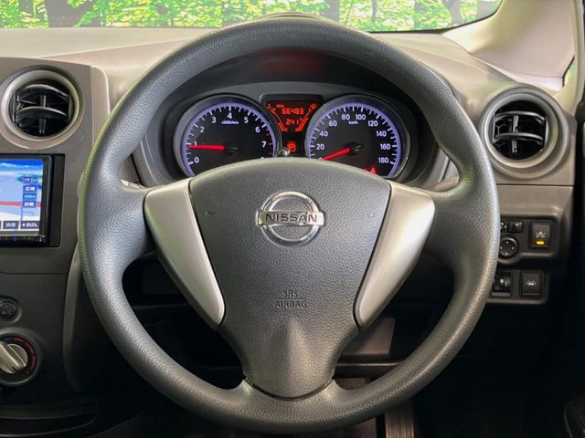 �C���e���A�ɍ��킹���f�U�C���̃X�e�A�����O�́A�^�]�������̂��Ƃ��l���A�^�]���₷���`��A�傫���ł��B�����x�A���ۂɐG���Ă��m���߂��������B