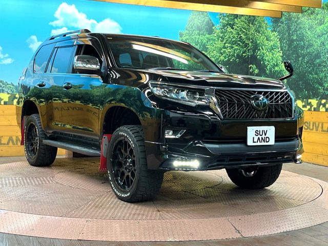 高透明度のガラス皮膜で撥水はもちろん、上質なツヤ・光沢を実現。紫外線や酸性雨から大切な愛車を保護し、色あせ・劣化を防止。「弾スプラッシュコート」、「弾プリミッサコート」からお選びいただけます。