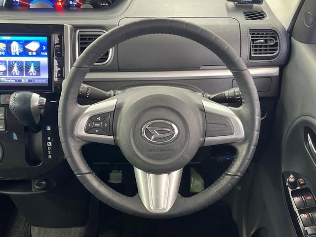 �C���e���A�ɍ��킹���f�U�C���̃X�e�A�����O�́A�^�]�������̂��Ƃ��l���A�^�]���₷���`��A�傫���ł��B�����x�A���ۂɐG���Ă��m���߂��������B