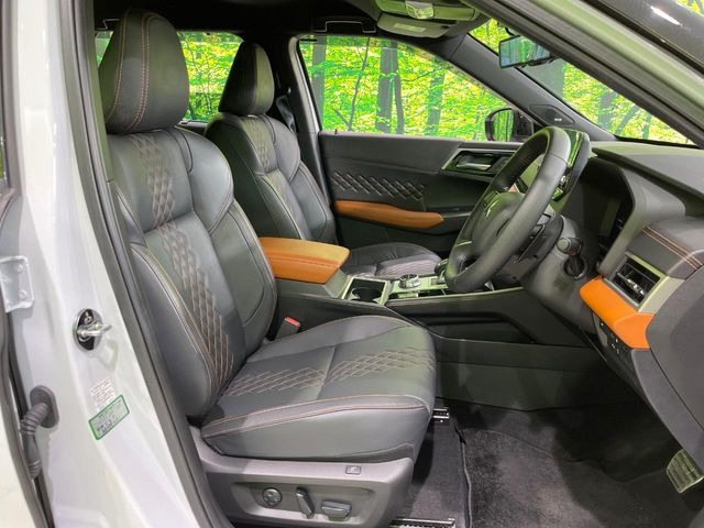 【合皮レザーシート】汚れのふき取りが容易でメンテナンスもが簡単な、機能性に優れる合成皮革を採用した上質なシートです。座り心地もよく、高級感あふれる心地良い車内空間を演出してくれます。