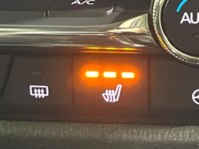 【シートヒーター】寒い日に重宝するシートヒーター!エアコンより早く温まってくれるので寒がりの人も安心ですね♪エアコンの温風は乾燥するから苦手、という方にもをおすすめです。