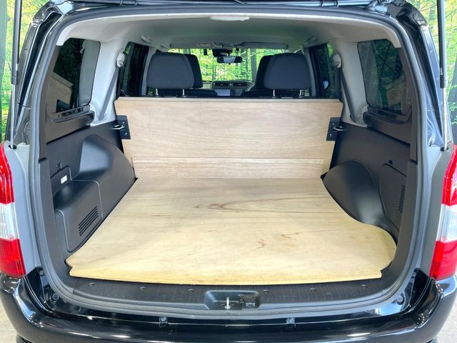 ラゲッジルームは、大容量のスペースを確保。普段のお買い物からレジャーまで、幅広く活躍してくれます!また、リアシートを倒すことでバリエーション豊かにお使いいただけます。