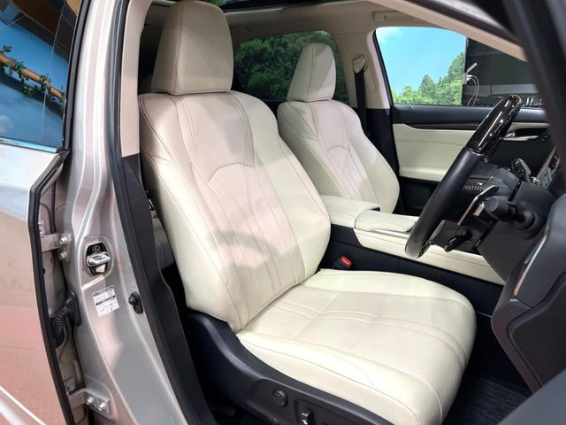 【本革シート】上質な本革を使用し、高級感あふれる本革シート。常に体に触れる部分だから、座り心地の良さにはこだわりたいですね♪汚れの付着や劣化を抑制する内装コーティング施工もおススメですよ♪