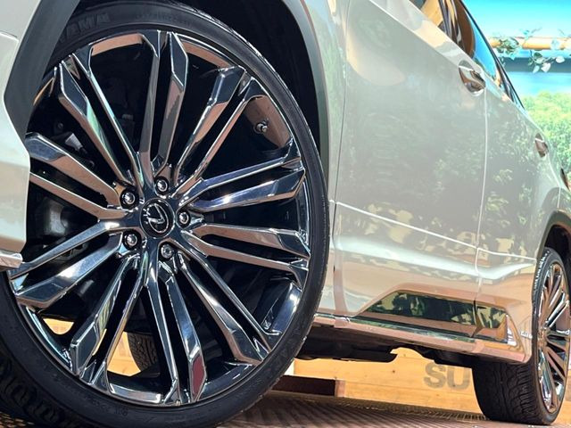 【純正オプション22インチアルミホイール】純正オプションホイールを装着。走行性能の向上に加え、外観もよりスタイリッシュになっています。