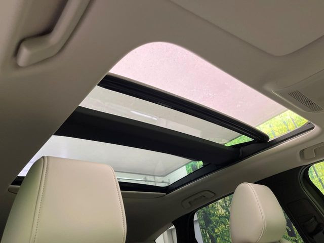 【サンルーフ】開放感たっぷりの希少装備、サンルーフが装着されています!車内に明かりを取り入れたり景色を楽しむ以外にも、車内の空気も簡単に換気できて快適です!