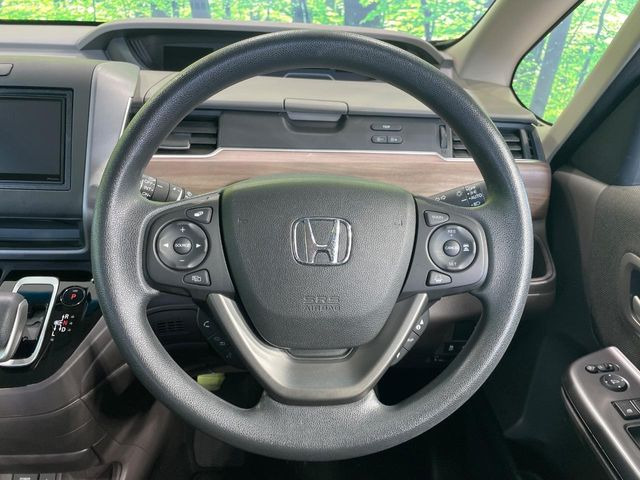 �C���e���A�ɍ��킹���f�U�C���̃X�e�A�����O�́A�^�]�������̂��Ƃ��l���A�^�]���₷���`��A�傫���ł��B�����x�A���ۂɐG���Ă��m���߂��������B