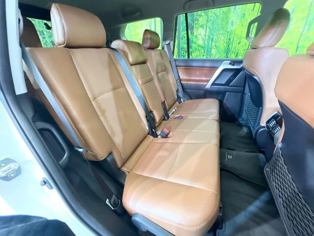 後部座席も気になるようなキズ・汚れやへたり等、大きなダメージはなく、良好な状態です。