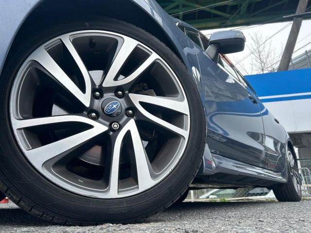 �y����18�C���`�A���~�z�C�[���z�O�ςɃ}�b�`���������A���~�z�C�[���𑕒����Ă���܂��B�e��ЊO�A���~�z�C�[����A�X�^�b�h���X�^�C�����戵�����Ă���܂��B���񂲑��k������