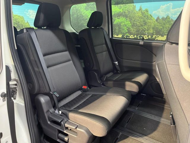 �Z�J���h�V�[�g�͒������������ƂȂ��Ă���A�X���C�h����ΒʘH�X�y�[�X���o��!�O��̈ړ����Ƃ��Ă��ȒP�ł�