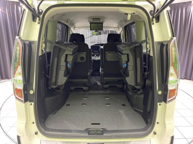 普段のお買い物や通勤、送迎等に十分な荷室スペースを確保しております。セカンドシートを倒すと、大きな荷物の積載も可能です♪