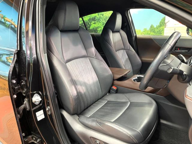 【ハーフレザーシート】高級感と座り心地を両立した人気のシート♪背面・座面のファブリック素材は、通気性の良さや滑りにくさに優れています。気温や服装に左右されず快適にお乗りいただけます。