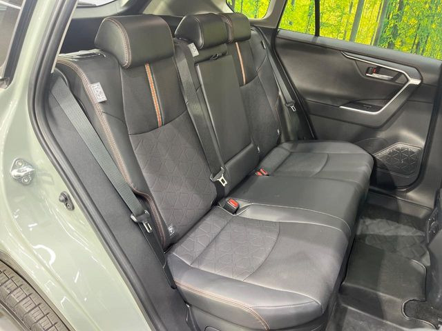 後部座席も気になるようなキズ・汚れやへたり等、大きなダメージはなく、良好な状態です。
