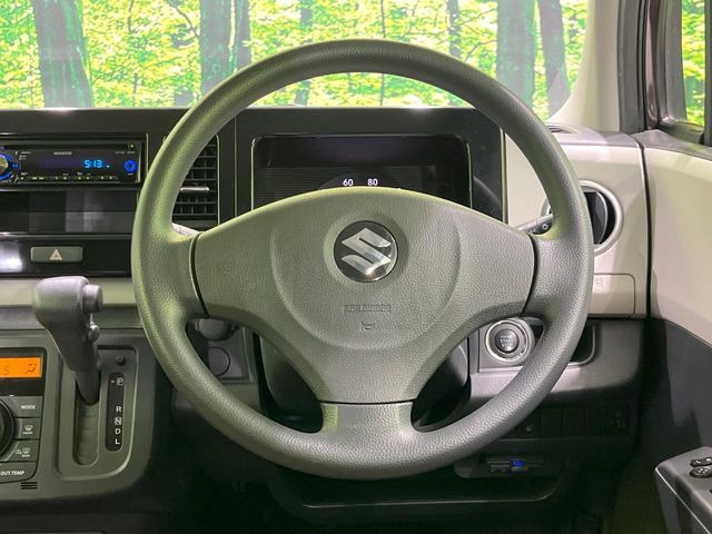 �C���e���A�ɍ��킹���f�U�C���̃X�e�A�����O�́A�^�]�������̂��Ƃ��l���A�^�]���₷���`��A�傫���ł��B�����x�A���ۂɐG���Ă��m���߂��������B